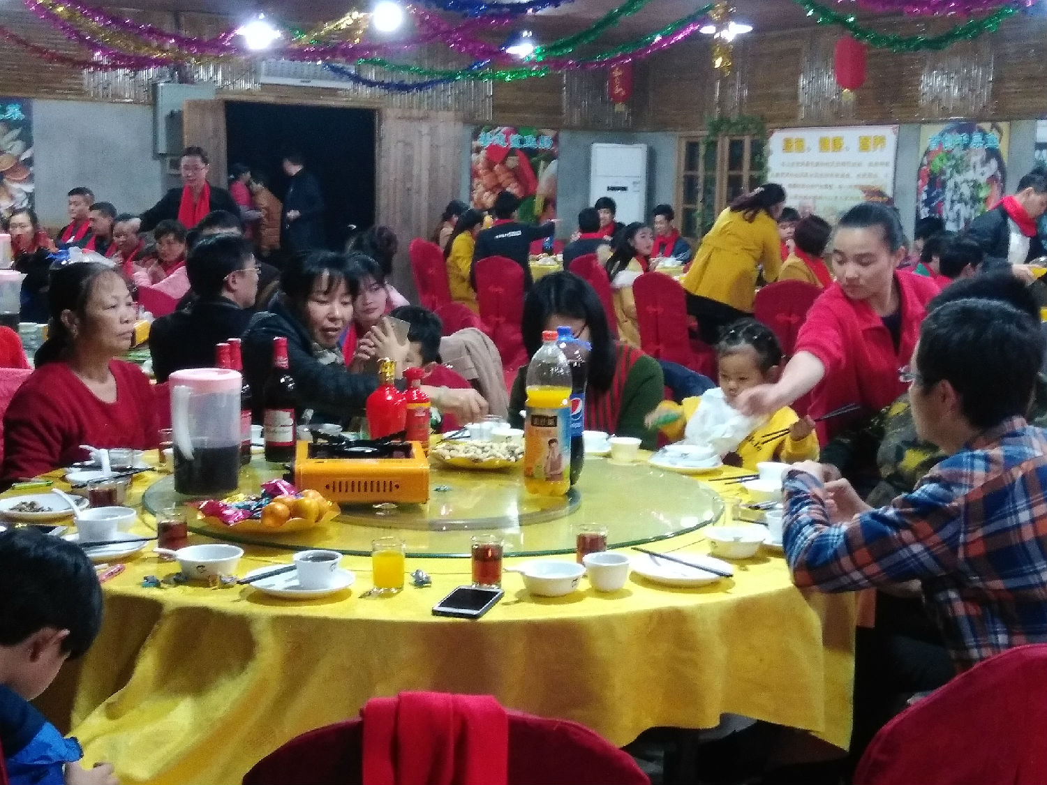 雄緯紡織團(tuán)年宴其樂(lè)融融的景象