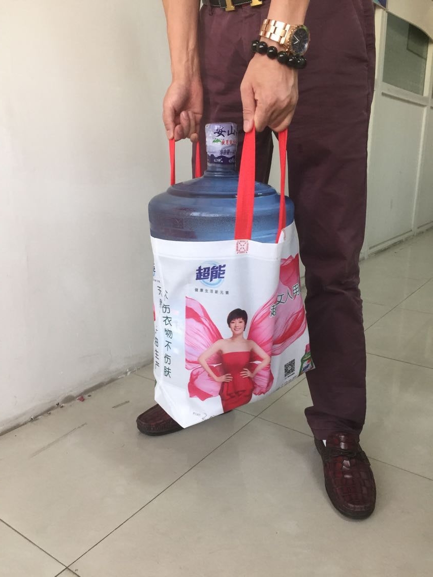 無(wú)紡布袋提30斤礦泉水 無(wú)紡布袋提30斤礦泉水