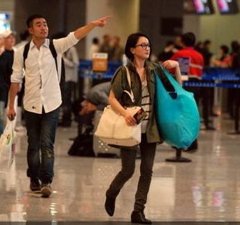 左肩背無紡布袋，右肩帆布袋的周迅就這樣出現(xiàn)的機(jī)場(chǎng)，果然愧是環(huán)保大使